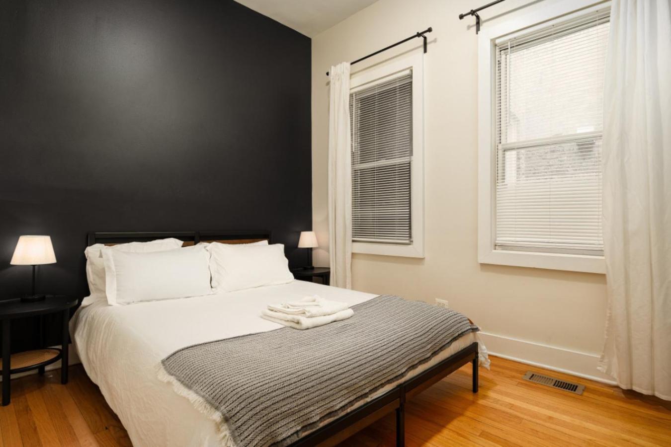 Spacious With Office And Courtyard Apartment *